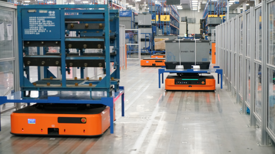 弘亚数控:公司自2019年推出首套机器人数控钻连线产品以来,陆续将机器人应用于定制家具各工艺流程