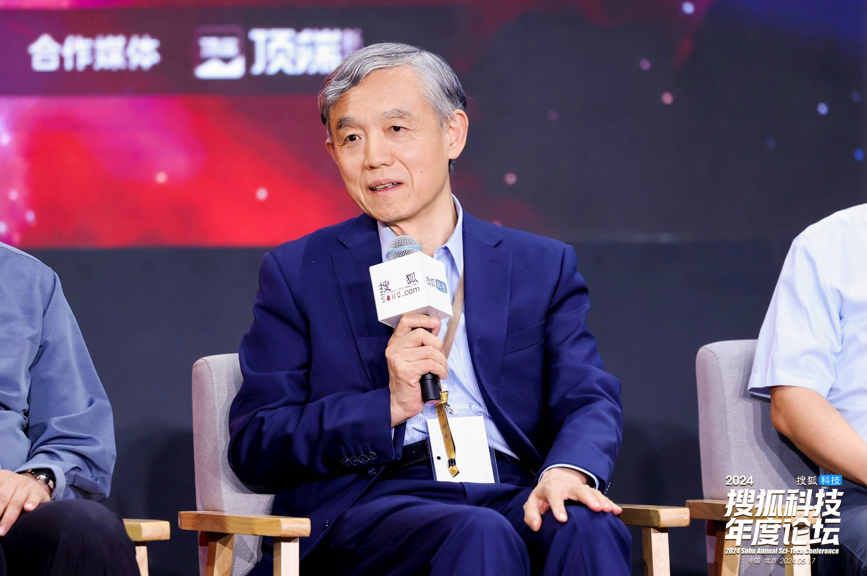 清华大学苏世民书院院长薛澜：人工智能领域过去更关注大模型的能力，现在普惠包容发展更聚焦如何推动技术落地