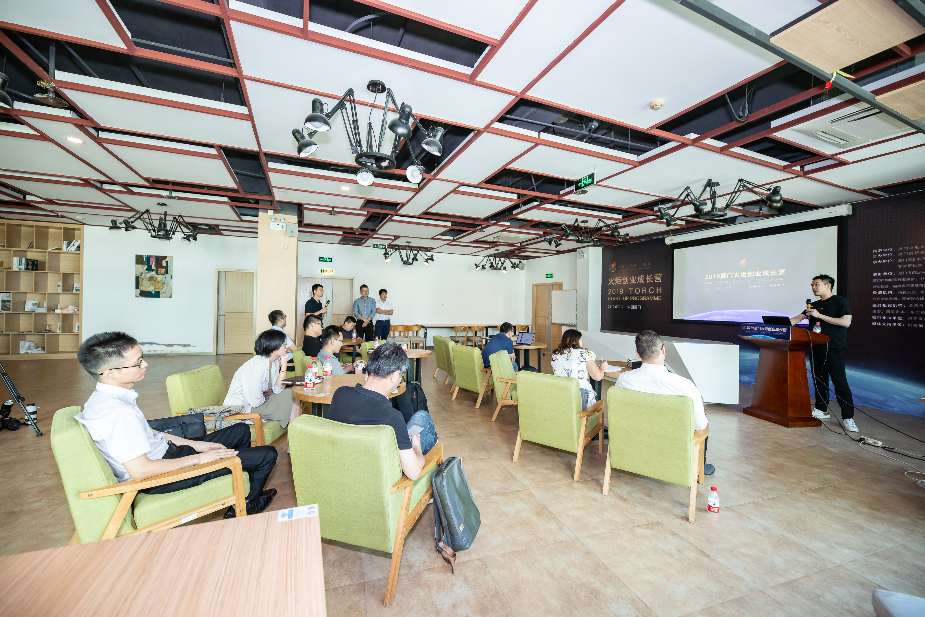 杭华股份：本次公司收购浙江迪克东华精细化工有限公司60%股权事项正处于交割进程中