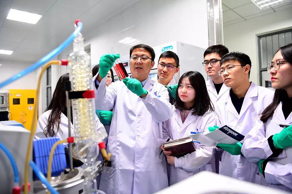 中望软件：杜玉林、李红为夫妻关系互为一致行动人关系共同支配公司重大决策