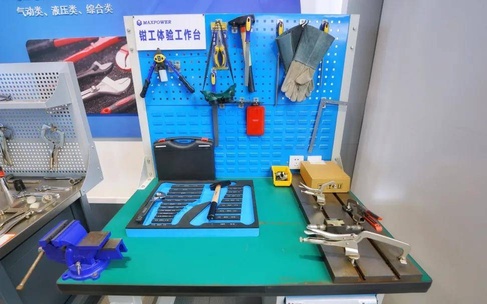 沪电股份：公司持续投入研发，不断提升自主创新能力，不断开发前沿技术产品