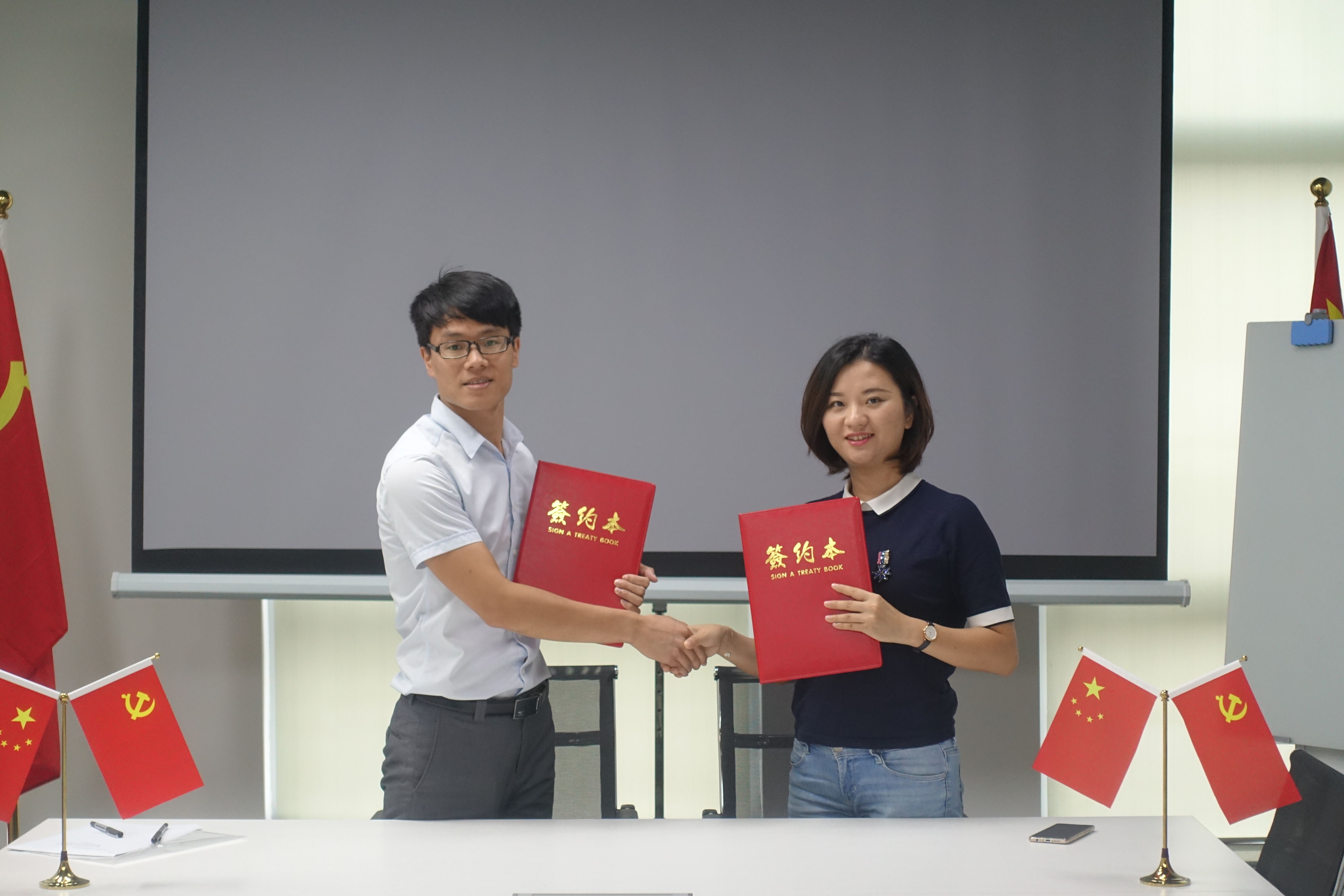 先惠技术：公司与清陶能源合作研发的干法核心设备目前已成功交付客户，并进入精细调试阶段