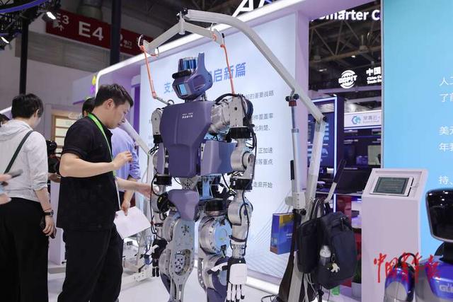 告别遥控器！链博会上英伟达展台无人控制“狮子狗”罕见现身