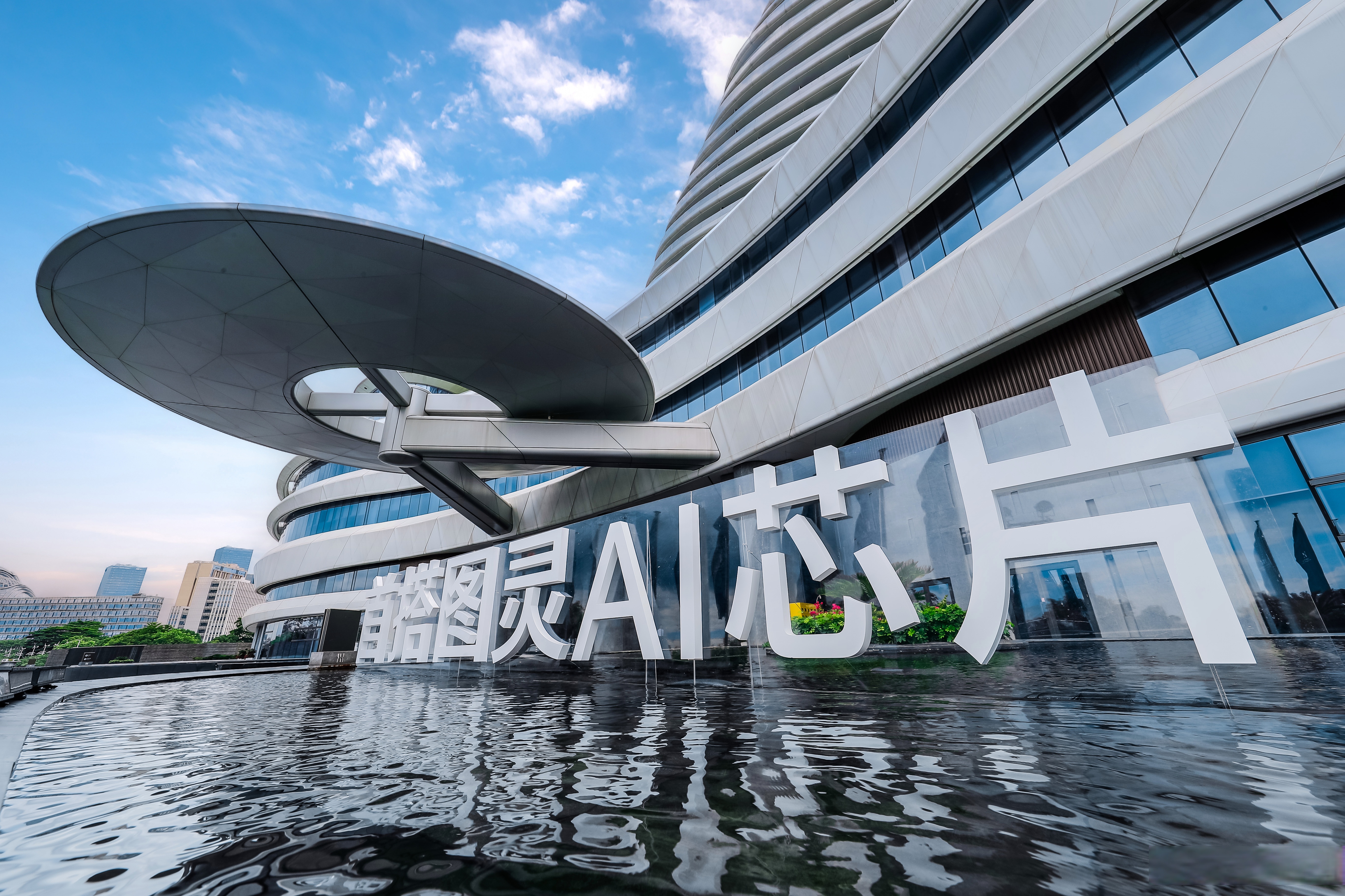 卡倍亿、宏润建设入股人形机器人研发公司矩阵超智