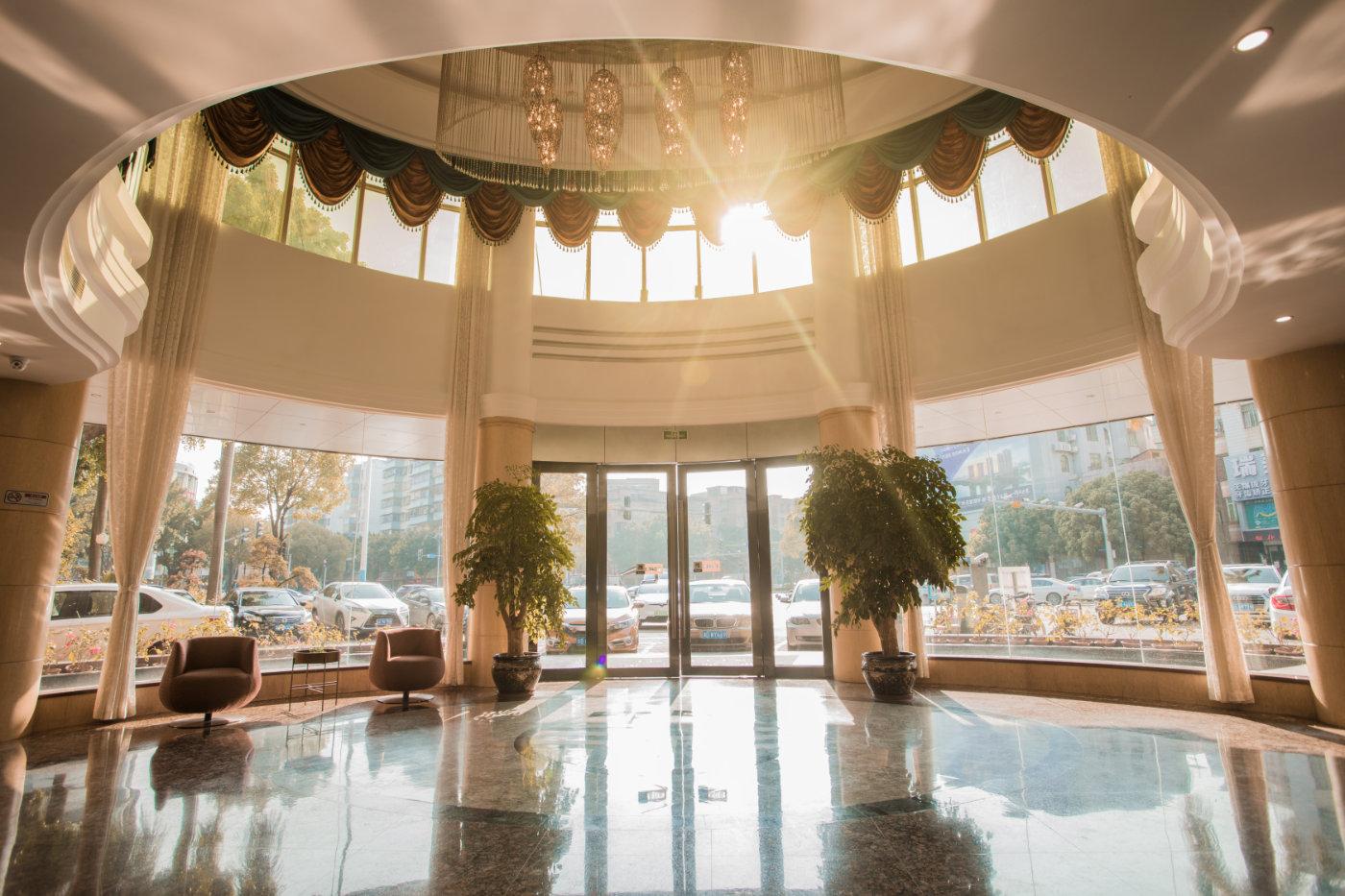 宏华数科：12月17日接受机构调研，国泰海通证券、新华资产等多家机构参与